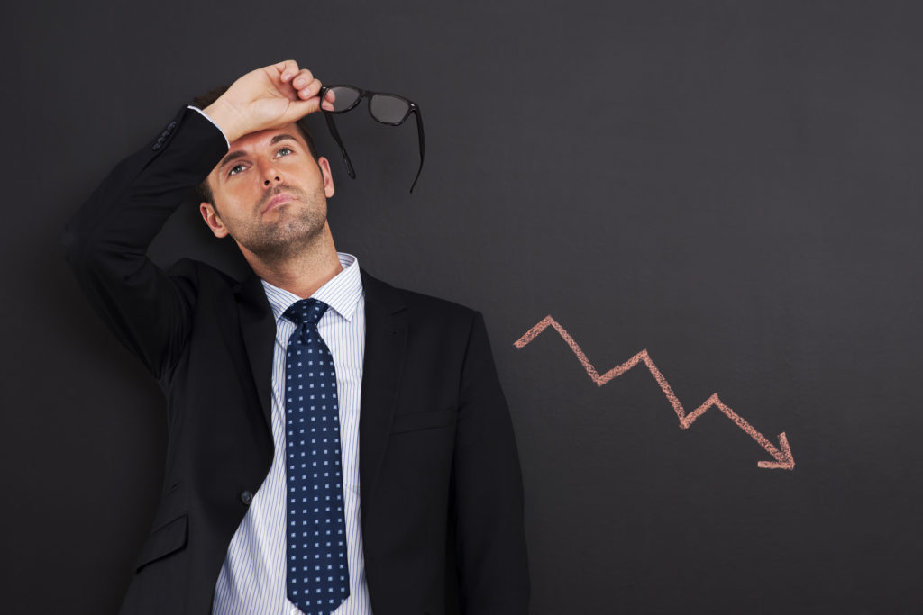 Como testar ideias: Empresário preocupado com sinal de diminuição do lucro nos negócios.
